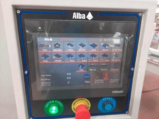 Alba Advantage 7 Ultra  Пульт управления  Экран дисплея TOUCH SCREEN отображает настройки и рабочие параметры: температуру клея, индикацию работы узлов станка;Управление узлами станка с помощью TOUCH SCREEN;Счетчик длины кромки, количество обработ...