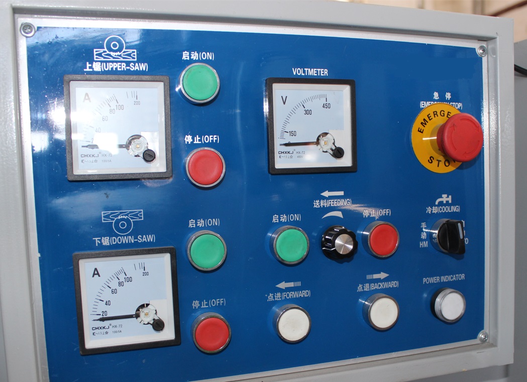 EcoWood CBS-300  Пульт управления  Эргономичный пульт управления позволяет эффективно и комфортно управлять функциями станка  Наличие амперметров позволяет контролировать нагрузку двигателей 