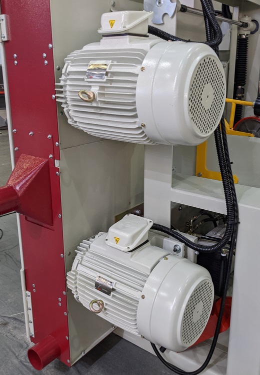 HIGH POINT HP-68  Привод пильного узла  Вращение шкивов осуществляется с помощью мощных электродвигателей по 15 кВт и клиноременной передачи  Мощности двигателей достаточно, чтобы с легкостью справляться с пилением даже твердолиственных пород 