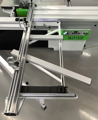 Nanxing MJ1132F  Большой опорный стол  Оснащен закатным роликом для удобства работы с полноформатными листами и имеет размеры 1250 х 630 мм  Подвижная центральная опорная планка имеет длину 1000 мм и создает дополнительную опорную площадь 