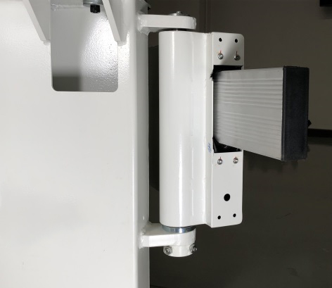 Nanxing MJ1132F  Телескопическая опора  Телескопическая опора шириной 320 мм и массивные кронштейны крепления к станине обеспечивают жесткость конструкции и позволяют работать с листами материала большой массы без потери точности и качества раскроя 