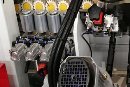 Nanxing NB5X  Пресс группа  Устройство пресс-группы позволяет позволяет плотно прижать кромку к детали под углами 45° и 90°, обеспечивая качественный клеевой шов 