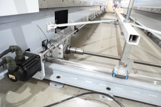 Nanxing NB7CS2IIP  Настройка ширины и позиционирование  Корпуса двух машин соединены рамой для высокой жесткости и прочности Перестановка по ширине через шарико-винтовую пару для точного позиционирования Автоматическая регулировка между механизмам...