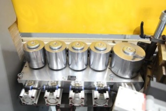 Nanxing NB7CS2IIP  Пресс группа  Приводной ролик, диаметром 100 мм охлаждает кромку после нанесения клея  Скорость вращения синхронизирована со скоростью подачи конвейера 4 стальных дожимных ролика диаметром 70 мм Каждый ролик имеет индивидуальный...
