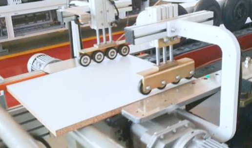 Nanxing NB7CS2IIP  Устройство подачи  Два вспомогательных прижимных пневматических устройства для подачи в передней части станка  Опускаются, чтобы прижать заготовку, и затем автоматически поднимаются  Восемь вспомогательных резиновых колес для по...