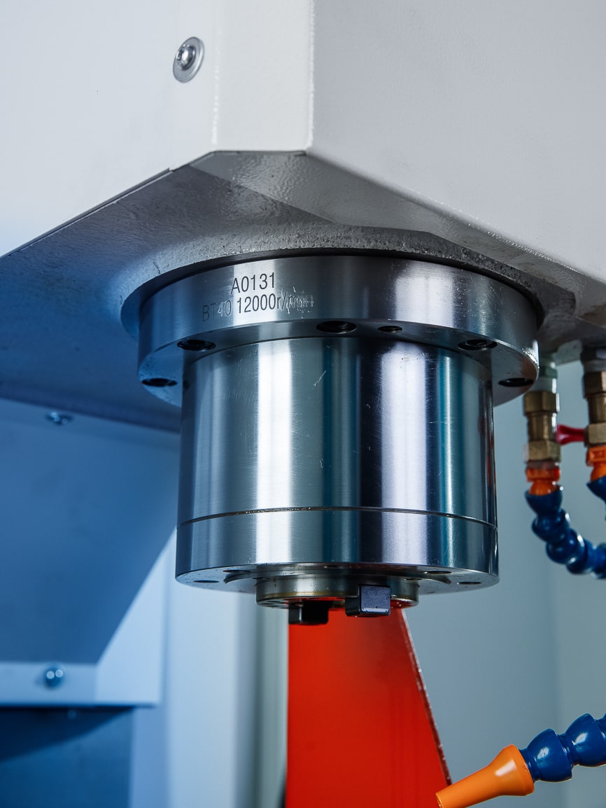 DMTG VDLS-850 Siemens  Шпиндель  Шпиндель изготовлен по лицензии Швейцарской компании IBAG  Установка шпинделя на высокоточных подшипниках класса P4 обеспечивает высокую частоту вращения  «Плавающая» система крепления инструмента предотвращает наг...