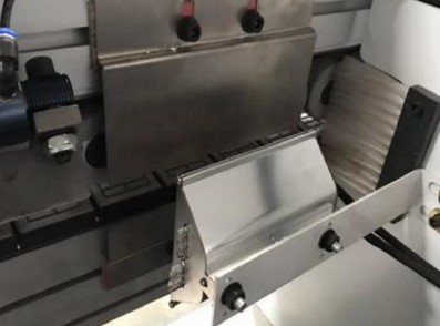 Excitech Automatic 536UQLP  Инфракрасная лампа нагрева  Предварительный нагрев торца заготовки создает нужную основу для качественной приклейки кромки Рабочая температура инфракрасной лампы около 300 ℃ Особо актуальна в зимний период времени 