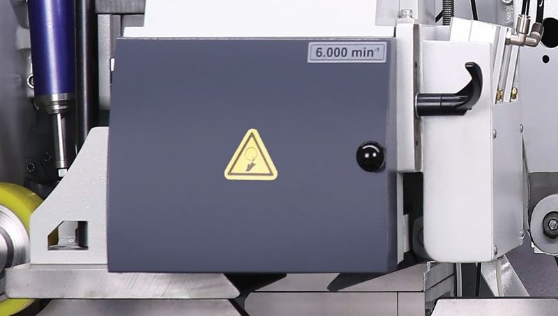 ZEN PRO-523 STANDART  МАССИВНЫЕ ПРИЖИМНЫЕ ПЛИТЫ     			 Установлены перед и после верхних шпинделей и исключают вероятность заклинивания заготовок на высоких скоростях подачи   		 