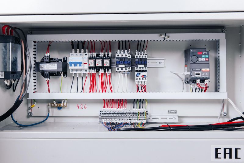 PURETE-L1613  ИСПОЛНЕНИЕ И БЕЗОПАСНОСТЬ     				Все электрокомпоненты станка от известных мировых брендов, также для безопасности эксплуатации предусмотрены: Защита от утечек, защита моторов от перегрузок, защита электроцепи, контроллер температур...