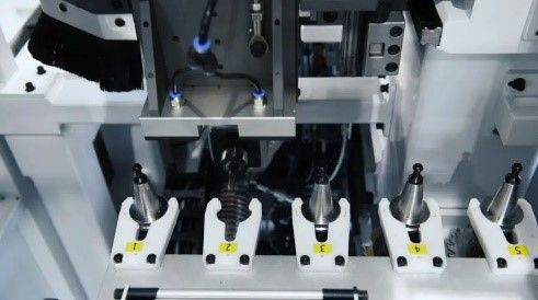 KDT KD-612KHSZ  МАГАЗИН СМЕНЫ ИНСТРУМЕНТОВ       						Фрезерный агрегат с автоматической сменой инструмента  					        						Фрезерный агрегат оснащен функцией автоматической смены инструмента  На станине установлен линейный магазин смены на 5...