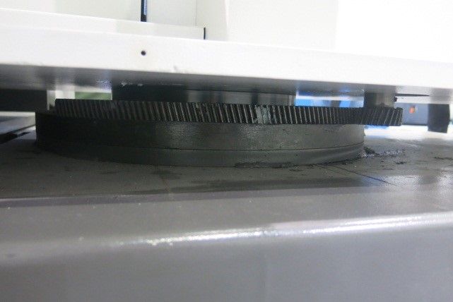 RIKON CBS600  ЗАПАТЕНТОВАННАЯ СИСТЕМА ПОВОРОТА ПИЛЫ     Запатентованная система поворота пилы осуществляет поворот всей ленточной пилы относительно заготовки   		 
