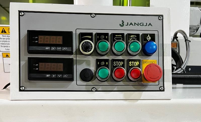 JANGJA  ЭРГОНОМИЧНАЯ ПАНЕЛЬ УПРАВЛЕНИЯ     			 Удобная для оператора панель управления оснащена контроллерами скорости подачи и толщины распиливаемой заготовки   		 