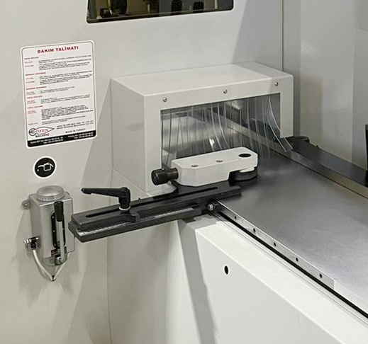ZEN PRO-523 STANDART  ЦЕНТРАЛИЗОВАННАЯ СИСТЕМА СМАЗКИ УЗЛОВ И РАБОЧЕГО СТОЛА     			 Станок оснащен дистанционной системой смазки направляющих и трущихся элементов станка    Подача смазки на стол необходима для снижения усилия на систему подачи, п...