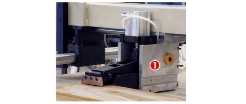 MZ CNC HOPPER 013/020/025  ВОЗМОЖНОСТЬ ПАКЕТНОГО РАСКРОЯ     Важная особенность станка – это возможность пакетного раскроя, высота пакета может быть до 150 мм   		     Уложенный пакет материала фиксируется с помощью задних пневматических зажимов, ...