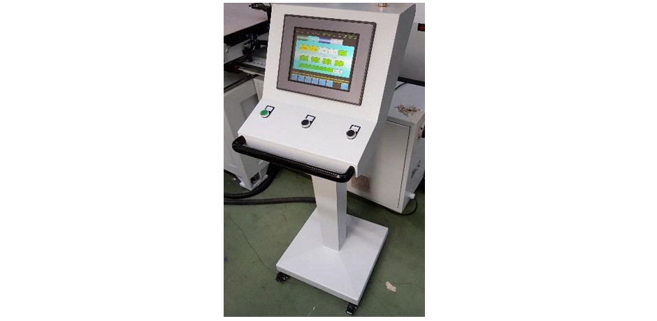 Yuetong MDK 4120D  СИСТЕМА УПРАВЛЕНИЯ           Отдельно стоящая стойка управления станком на шасси с тормозом  Панель управления с TouchScreen                  Основные кнопки включения и «грибок» аварийного останова станка        