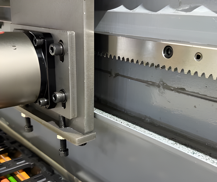 CNC 3000C6  ВЫСОКОТОЧНЫЕ НАПРАВЛЯЮЩИЕ     			 Использование надежных и высокоточных направляющих Тайваньского производителя TaiWan Hiwin   		 