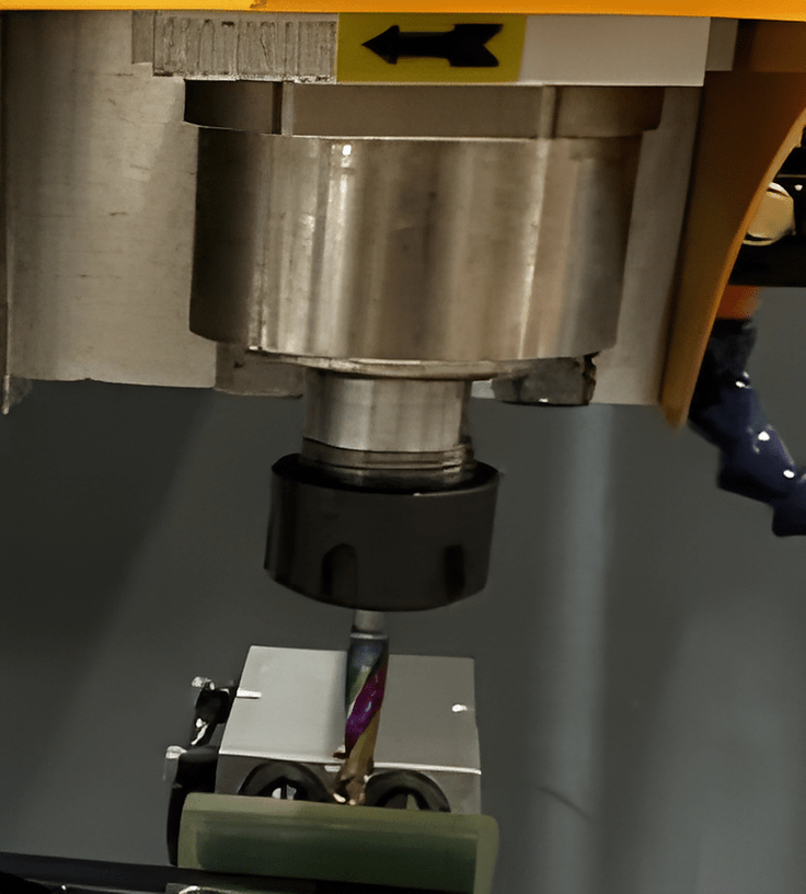 CNC 3000C6  ИТАЛЬЯНСКИЙ ВЫСОКОТОЧНЫЙ ШПИНДЕЛЬ     			 Установлен итальянский высокоточный шпиндель с воздушным охлаждением, автоматическая головка для смены инструмента, автоматический поворот стола, сканирующая обработка без программирования  сто...
