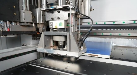 KDT KD-612KHS  ВЕРТИКАЛЬНЫЙ ПРИЖИМ ПРИ ФРЕЗЕРОВАНИИ     Верхний фрезерный шпиндель оснащен мощным вертикальным прижимом с двумя прижимными элементами  Повышает точность фрезерования, и предотвращает повреждение заготовки   		 