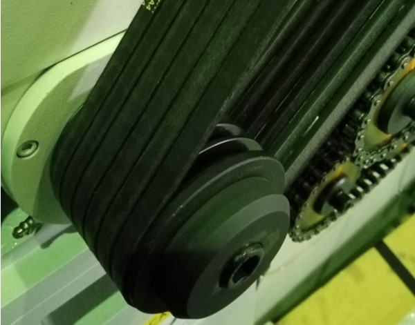 GTM-1020W  ПРИВОД НОЖЕВЫХ ВАЛОВ     			 Вращение ножевых валов осуществляется с помощью 6-ти ручьевой клиноременной передачи   		 