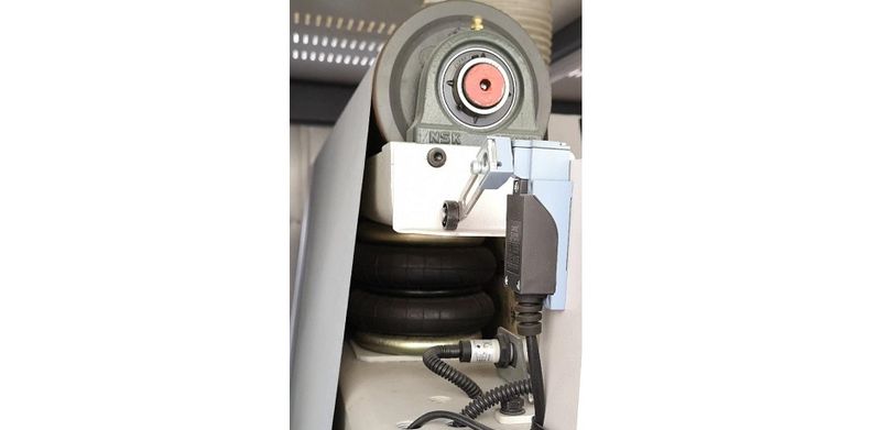 QCMAC SAF1300A-2  КОМПЕНСАЦИЯ ВОЗДЕЙСТВИЯ УТЮЖКА     					 Увеличивает ресурс механизма натяжения абразивной ленты        