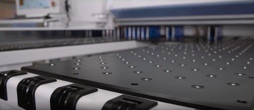 KDT KS-542HL  ЧЕТЫРЕ РАБОЧИХ СТОЛА С ВОЗДУШНОЙ ПОДУШКОЙ     Четыре рабочих стола с воздушной подушкой позволяют оператору без усилий позиционировать пакет материалов и убирать готовые детали со станка   		     В зоне резания также установлены стол...