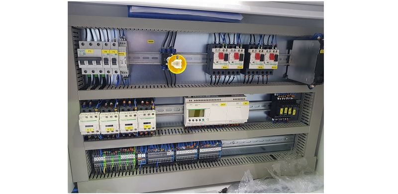 Emin Tosun Doormaster 300  ЭЛЕКТРООСНАЩЕНИЕ, СИСТЕМА БЕЗОПАНСОТИ     Запуск рабочего цикла с помощью двух кнопок  Устройства защиты от перегрузок по стандартам СЕ  Тормоз электродвигателя  Высококачественные компоненты   		 