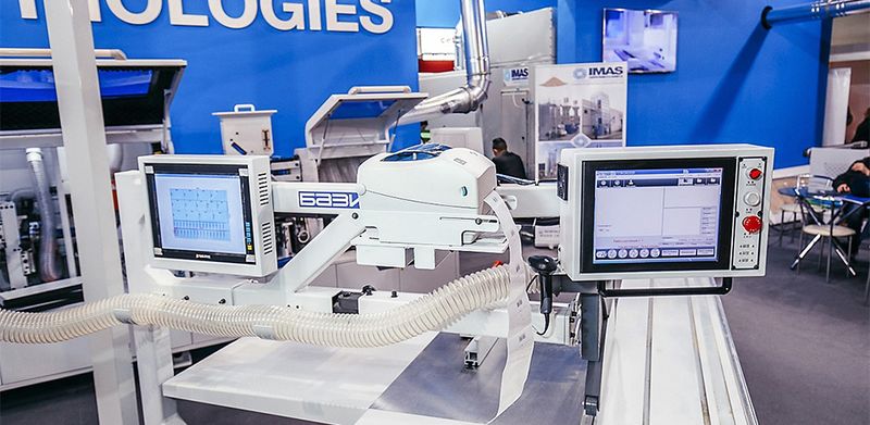 KDT KS-132PV  15-ДЮЙМОВЫЙ СЕНСОРНЫЙ ЭКРАН     15-дюймовый сенсорный экран обеспечивает комфортное использования всех функций   		     Блок управления позволяет управлять параллельным упором при помощи сервопривода и наклонять пильный агрегат в обе...
