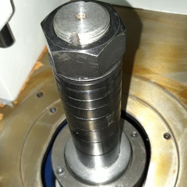 LS-625TS  ВЫСОКОТОЧНЫЙ ШПИНДЕЛЬ     			 Высокоточный шпиндель с конусом МК5 на подшипниках NSK обеспечивает высокую точность до 0,002 мм   		     			 В стандартной комплектации станка шпиндель ф32 мм   		 