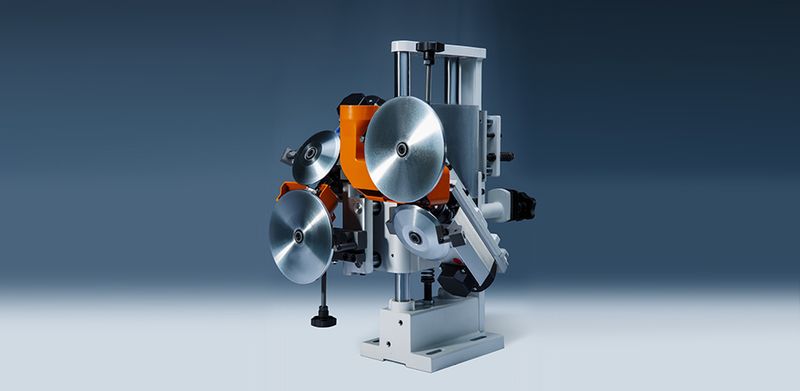 KDT KE-706  ФРЕЗЕРНЫЙ УЗЕЛ     			 Фрезерный узел снимает верхние и нижние свесы кромки с заготовки   		     			 Фрезерный узел состоит из двух высокочастотных электродвигателей оснащенных радиусными фрезами, которые позволяют обрабатывать кромочн...