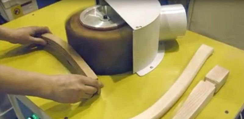 MSS MSE-MINI-1  ПРИМЕР ОБРАБОТКИ           При перемещении обрабатываемой детали по столу станка, в результате контакта детали с шлифовальным барабаном, происходит её шлифование        