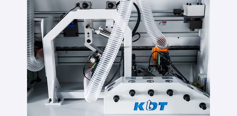 KDT KE-706  УЗЕЛ РАУНДА (ОБКАТКА УГЛОВ)      			 Узел раунда (обкатка углов) оснащен двумя высокоскоростными моторами и успешно работает на скорости 20 м/мин  Возможны четыре схемы работы   		 