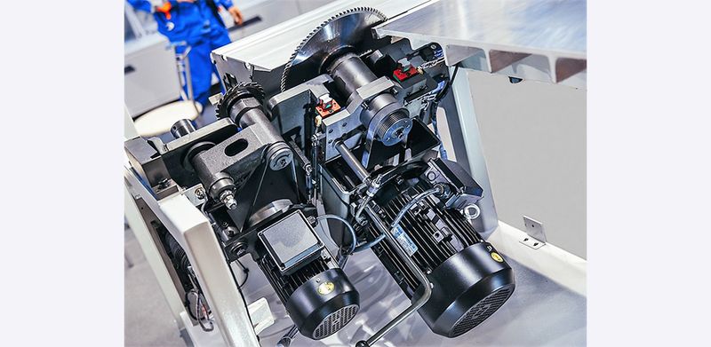 KDT KS-132PV  ПИЛЬНЫЙ УЗЕЛ     Большая металлоемкость пильного узла значительно увеличивает долговечность агрегатов, так как на них отсутствует вибрация   		     Приводы для наклона в одну сторону с ручной регулировкой скорости   		     Данные дви...