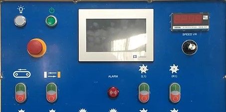 E-Chain ECT-88S  ПАНЕЛЬ УПРАВЛЕНИЯ С ФУНКЦИЕЙ TOUCHSCREEN     			 Позволяет быстро и точно производить настройку подвижного агрегата на ширину детали  На панели PLC задаются следующие параметры: регулировка оборотов фрезерных шпинделей 3000-9000 о...