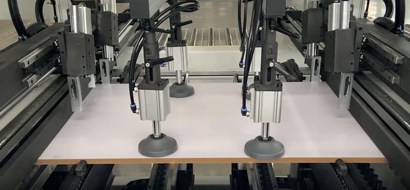 KDT-6042NSL  ВЕРТИКАЛЬНЫЕ ПРИЖИМЫ     Равномерный прижим осуществляется за счет прижимной балки и пневмо цилиндров  Что позволяет обрабатывать две детали, а также можно опционально выбрать трехпозиционный механизм   		 