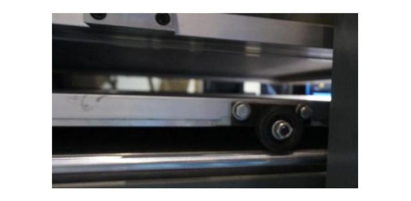 TZM TM 5200C  ЦИЛИНДРИЧЕСКИЕ НАПРАВЛЯЮЩИЕ     					 Перемещение рабочего стола в зону прессования производится по цилиндрическим направляющим большого диаметра с помощью цепного привода   				     					 В стандартной комплектации пресс поставляетс...