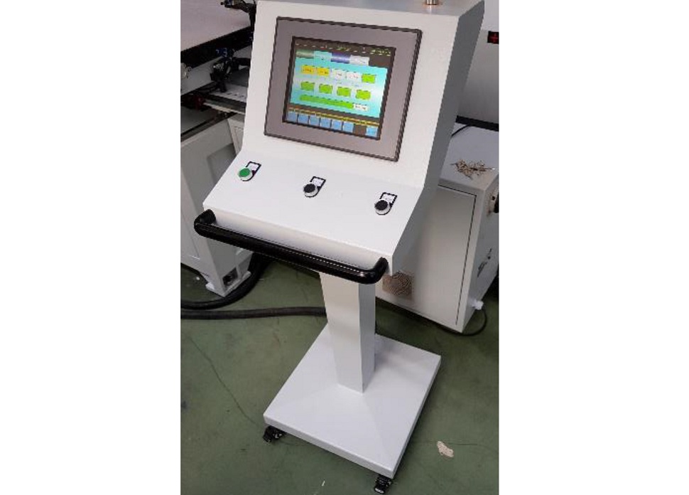 Yuetong MDK252D  СИСТЕМА УПРАВЛЕНИЯ           Отдельно стоящая стойка управления станком на шасси с тормозом          Панель управления с TouchScreen           Основные кнопки включения и «грибок» аварийного останова станка        