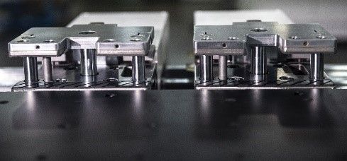 KDT 812 Line  НЕЗАВИСИМЫЕ ЗАХВАТЫ     Два пневматических захвата заготовки работают независимо друг от друга  При перемещении длинных заготовок, в процессе обработки, захваты поочередно перехватывают заготовку  Обрабатываемая заготовка всегда удер...