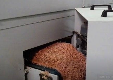 DINCMAK EKS.T4 CNC  ЗАКРЫТАЯ КОНСТРУКЦИЯ СТАНКА ПОЗВОЛЯЕТ ИСКЛЮЧИТЬ РАЗБРОС СТРУЖКИ     					 Удаление стружки осуществляется с конвейера по удалению стружки   		 