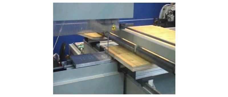 MZ CNC HOPPER 013/020/025  ПРИЖИМНАЯ БАЛКА С ВАЛАМИ ДЛЯ ПОДЖИМА ПАКЕТА В ЗОНЕ РАСПИЛОВКИ     Для тонких или искривленных листов стандартно на рабочем столе монтируется съемная прижимная балка с валами для поджима пакета в зоне распиловки  Балка ле...