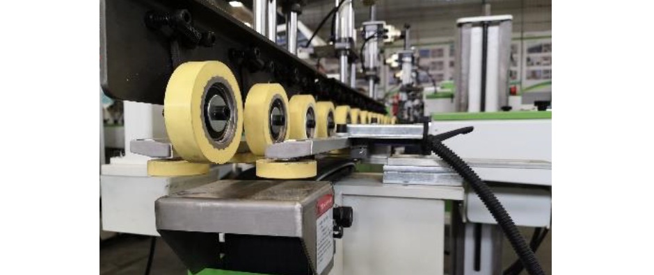 KDT L-S2W7  ПОДАЮЩЕЕ УСТРОЙСТВО           Подача заготовок осуществляется ременным транспортёром с прижимными обрезиненными роликами        