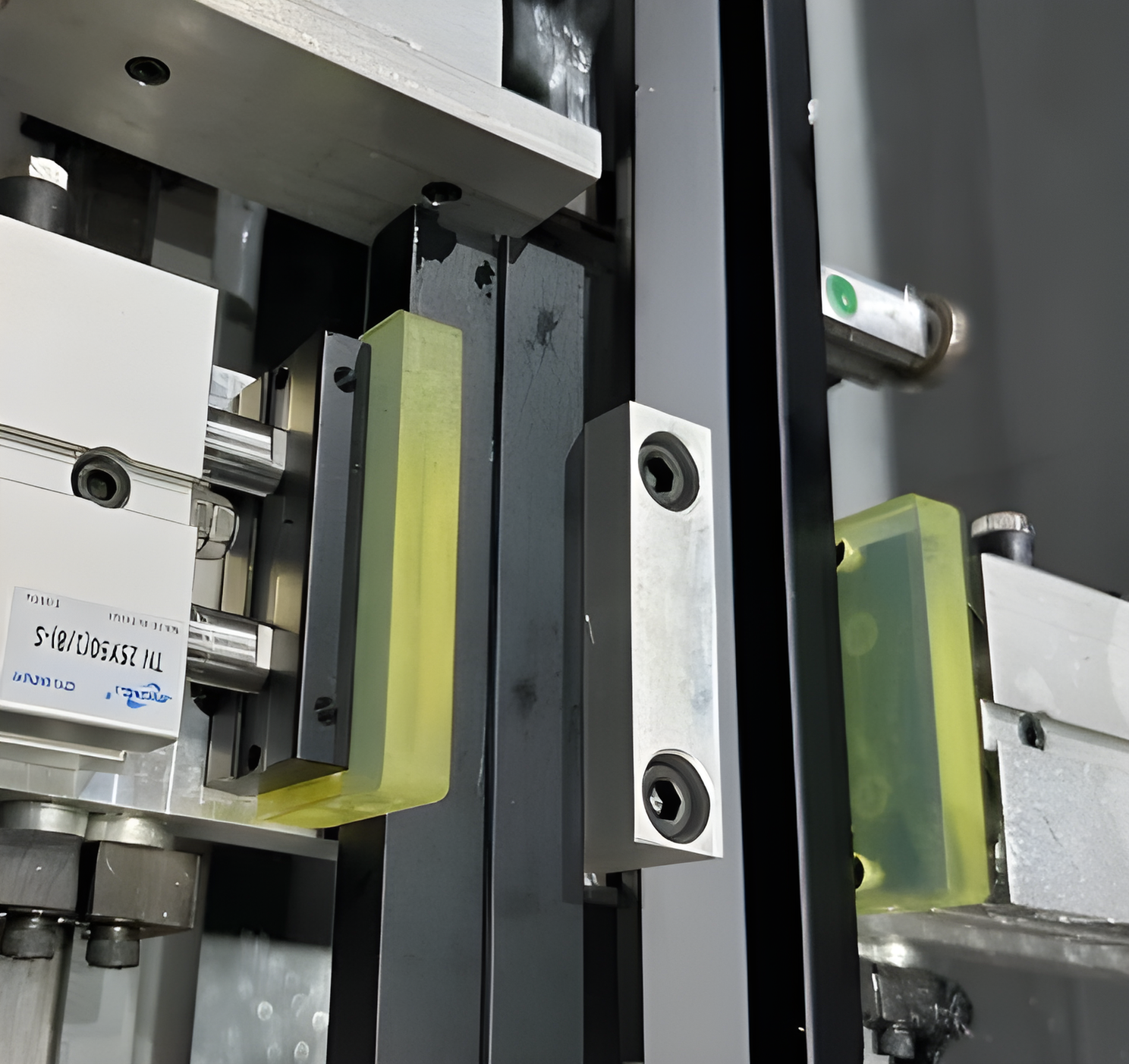 CNC 3000C6  АМОРТИЗИРУЮЩЕЕ КРЕПЛЕНИЕ     			 Однослойное амортизирующее крепление, снижающее шум и вибрацию при обработке  Позволяет надежно и точно обрабатывать профили изделий в соответствии с требованиями заказчика   		 