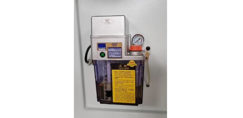 Yuetong MJK6424C  СИСТЕМА АВТОМАТИЧЕСКОЙ СМАЗКИ     Насос автоматической смазки (HERG)   		     Минимизация «человеческого фактора» в обслуживании оборудования – дополнительная гарантия корректной работы на вес  Yuetong MJK6424C ь срок эксплуатаци...
