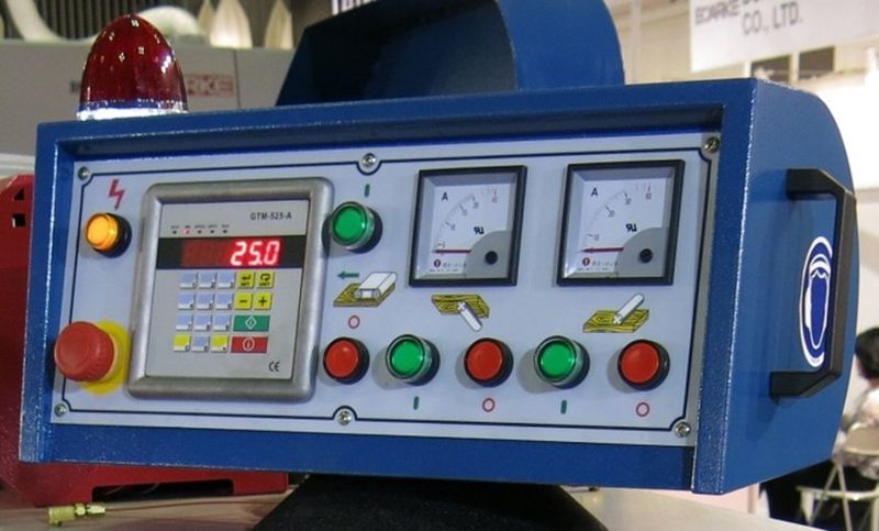 GTM-1020W  ПАНЕЛЬ УПРАВЛЕНИЯ      			Панель управления оснащена электронным программатором толщины получаемой детали  При вводе необходимой толщины детали на программаторе происходит автоматическая настройка верхнего ножевого вала    Амперметры по...