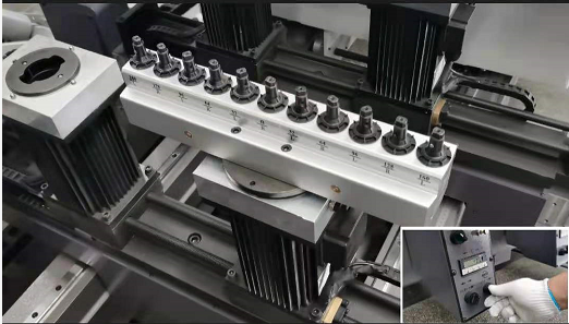 KDT-6042NSL  ПОВОРОТ НИЖНЕЙ СВЕРЛИЛЬНОЙ ГРУППЫ      Вертикальные шпиндели оснащены быстросъемной муфтой и пневматической системой блокировки, которые удобны в эксплуатации  Каждый ряд шпинделей может быть независимо отрегулирован на 0 ° и 90 °   		 