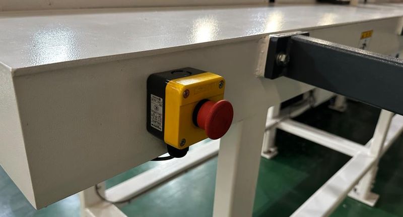 товара  ЭКСТРЕННЫЙ ВЫКЛЮЧАТЕЛЬ     			 Расположен в конце линии линии на приемном столе  Есть возможность отключения в экстренном случае   		 
