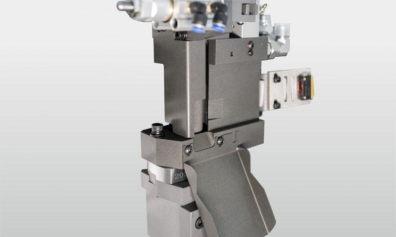 KDT KE-706GBSUT Laser 3.0  КЛЕЕВАЯ PUR-СИСТЕМА       PUR-клей из плавителя (в комплект не входит) подается сразу на клеенаносящий ролик   не допускает контакта влаги из окружающей среды с PUR-клеем   клееенаносящий ролик с очень тонкой насечкой   ...