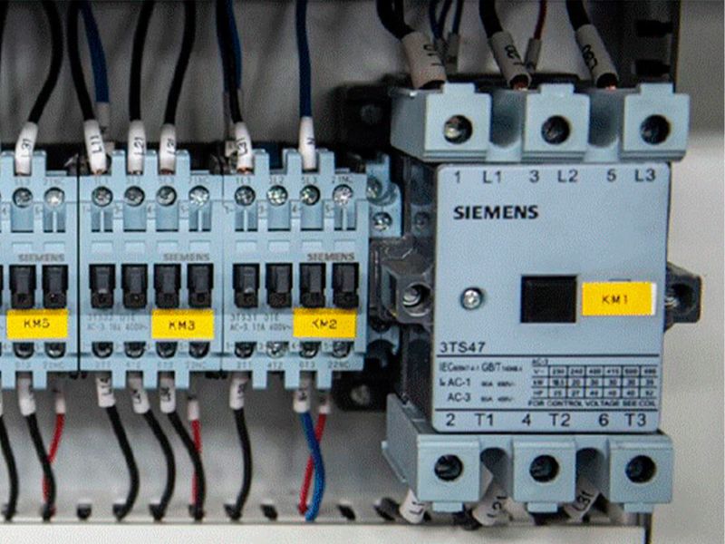 KDT KE-665JSKA  ЭЛЕКТРИЧЕСКИЕ КОМПЛЕКТУЮЩИЕ И PLC SIEMENS   Кромкооблицовочный станок KDTKE-665 JSKA оснащен электрическими комплектующими и PLC ведущего  мирового производителя –  копании Siemens 