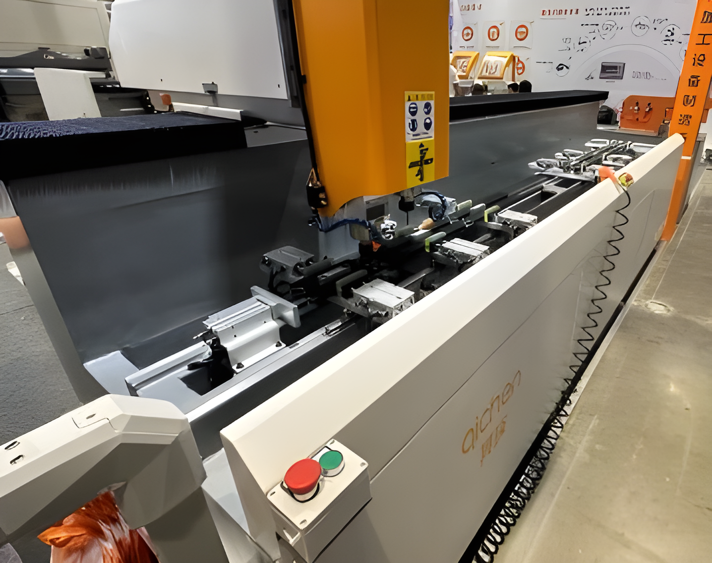 CNC 3000C6  АВТОМАТИЧЕСКАЯ СМЕНА ИНСТРУМЕНТА     			 Использование автоматической смены инструмента повышает эффективность обработки в 2 раза, в отличии от обычного сверлильно-фрезерного станка  		 
