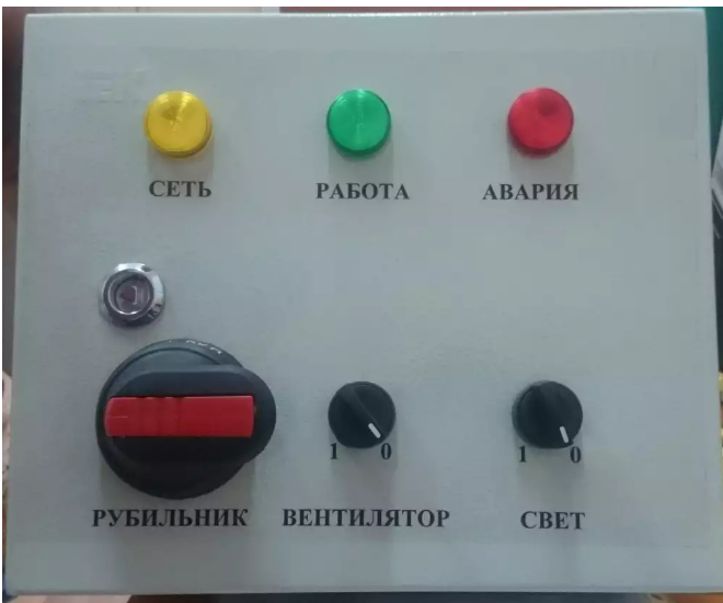 товара  ШКАФ УПРАВЛЕНИЯ     					 Шкаф управления изготовлен из окрашенного металла, имеет класс защиты от пыли и влаги IP54  Управляет работой электродвигателя вентилятора и освещением   				 