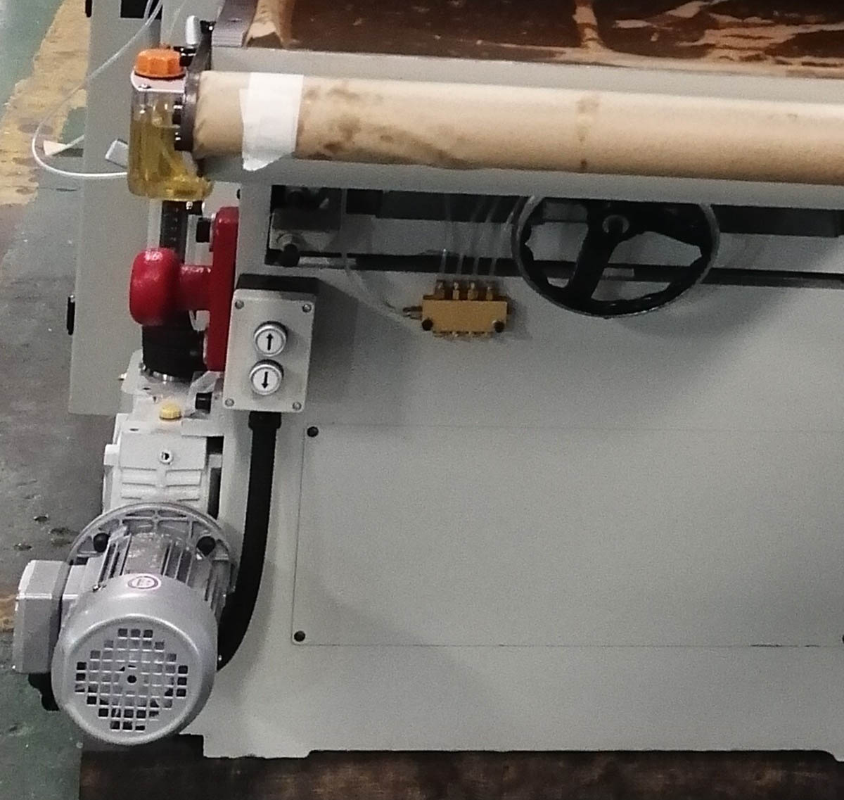 EcoWood 247  Настройка толщины съема рейсмусового вала  Осуществляется одновременно с настройкой подающего транспортера с помощью электродвигателя, возможно ручное выставление толщины кнопками расположенными под рабочим столом Толщина обработки от...